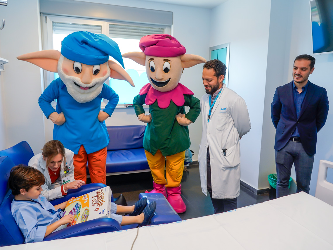 Los Guachis visitan el Hospital Universitario de Torrejón de Ardoz para regalar sonrisas y juguetes a los niños hospitalizados