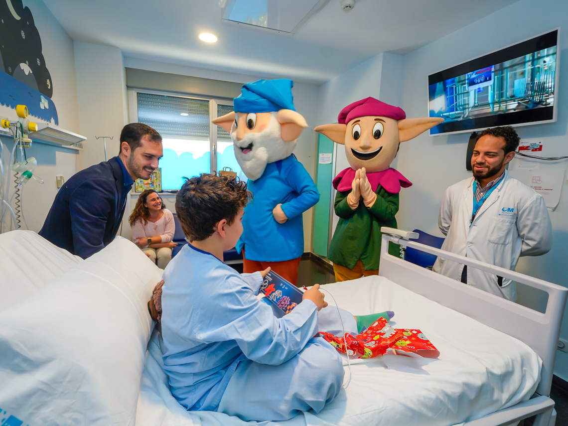 Los Guachis visitan el Hospital Universitario de Torrejón de Ardoz para regalar sonrisas y juguetes a los niños hospitalizados