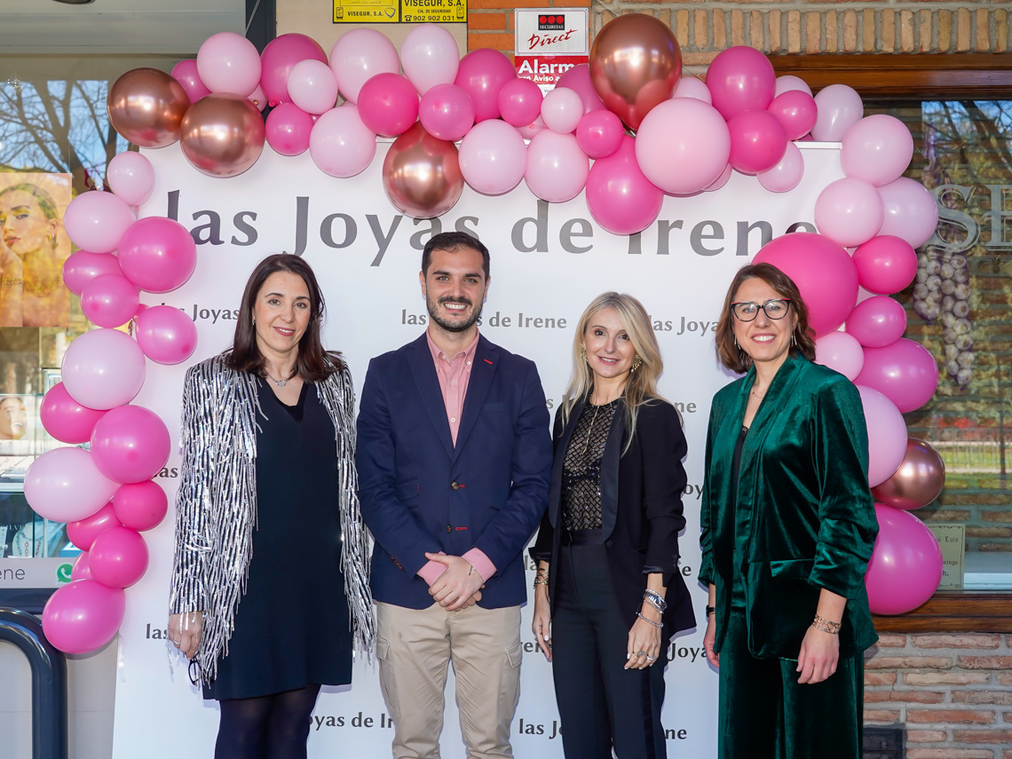 El alcalde, Alejandro Navarro Prieto, junto a las propietarias de “Las joyas de Irene”, Olga y Silvia Grande, en su undécimo aniversario 