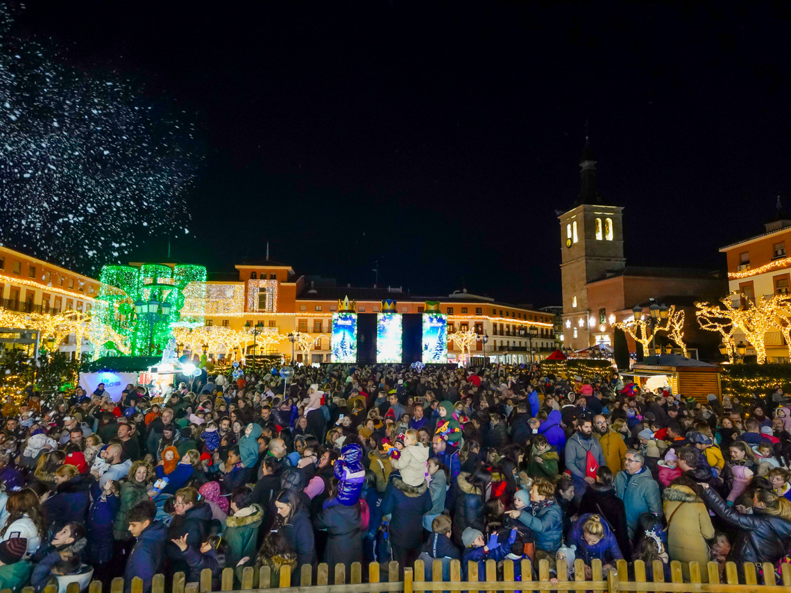 Gran acogida por parte de miles de torrejoneros a la brillante inauguración de la espectacular iluminación navideña de la ciudad y de la Plaza de la Navidad 