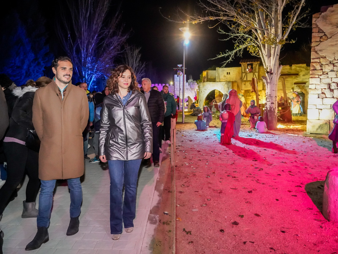 La presidenta de la Comunidad de Madrid, Isabel Díaz Ayuso, visitó junto al alcalde, Alejandro Navarro Prieto, el Parque Mágicas Navidades