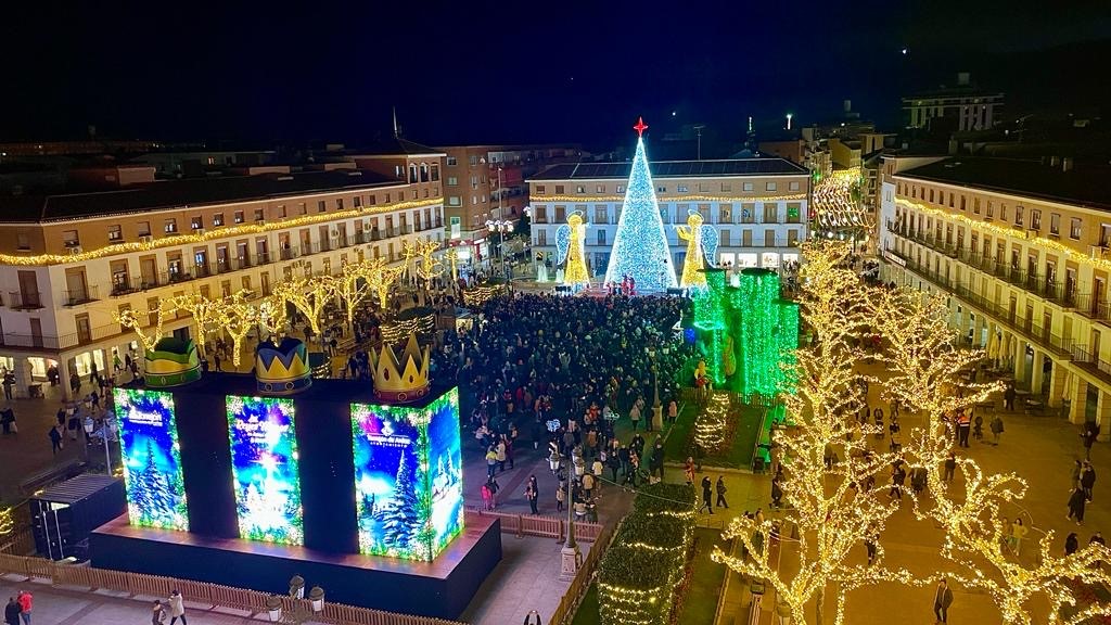 Gran acogida por parte de miles de torrejoneros a la brillante inauguración de la espectacular iluminación navideña de la ciudad y de la Plaza de la Navidad 