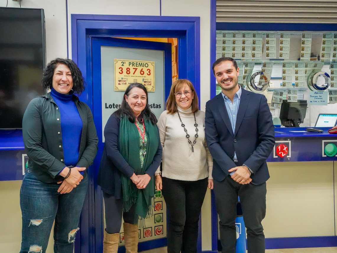 El alcalde, Alejandro Navarro Prieto, y la concejala de Turismo, Miriam Gutiérrez, visitando la Administración de lotería de la Galería Comercial Orbasa