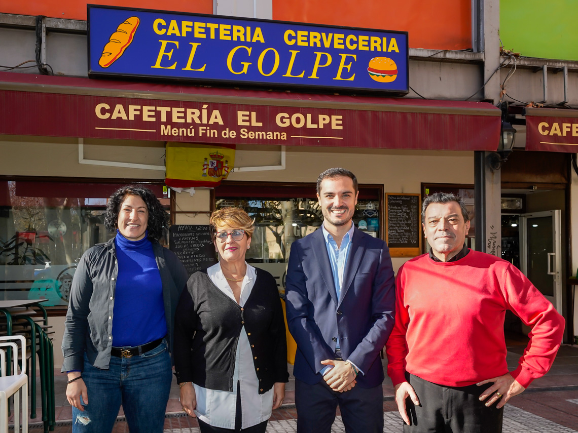 El alcalde, Alejandro Navarro Prieto, y la concejala de Turismo, Miriam Gutiérrez, visitando El golpe, de la Galería Comercial Orbasa