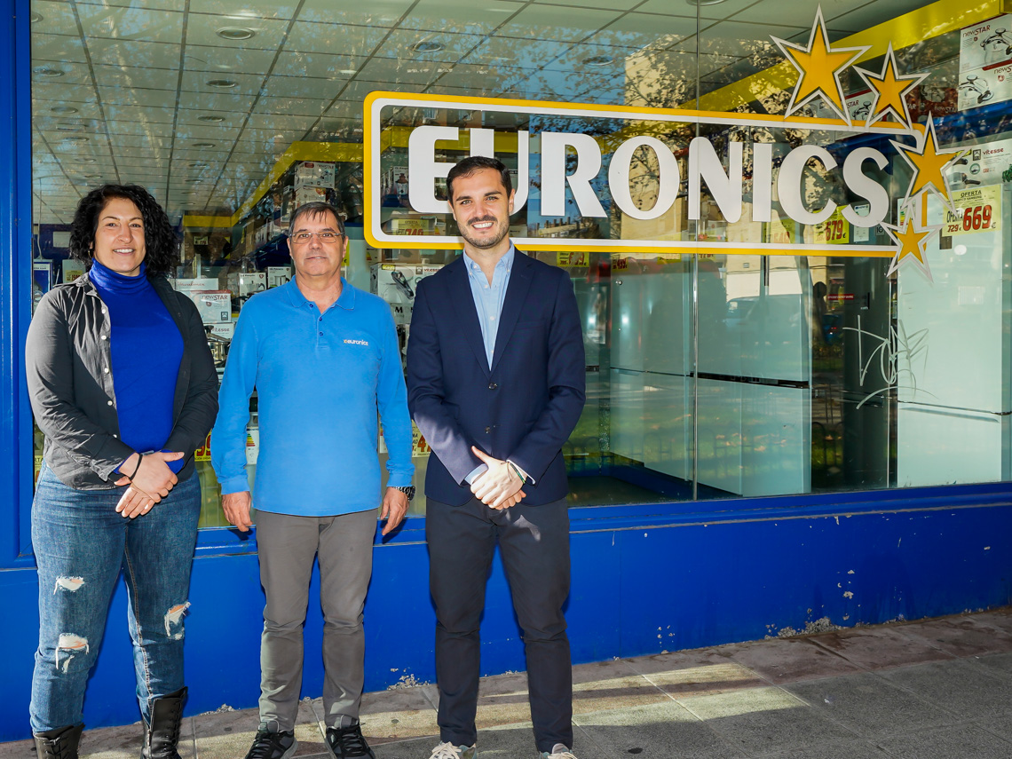 El alcalde, Alejandro Navarro Prieto, y la concejala de Turismo, Miriam Gutiérrez, visitando la tienda de electrodomésticos “Euronics”, de la Galería Comercial Orbasa    