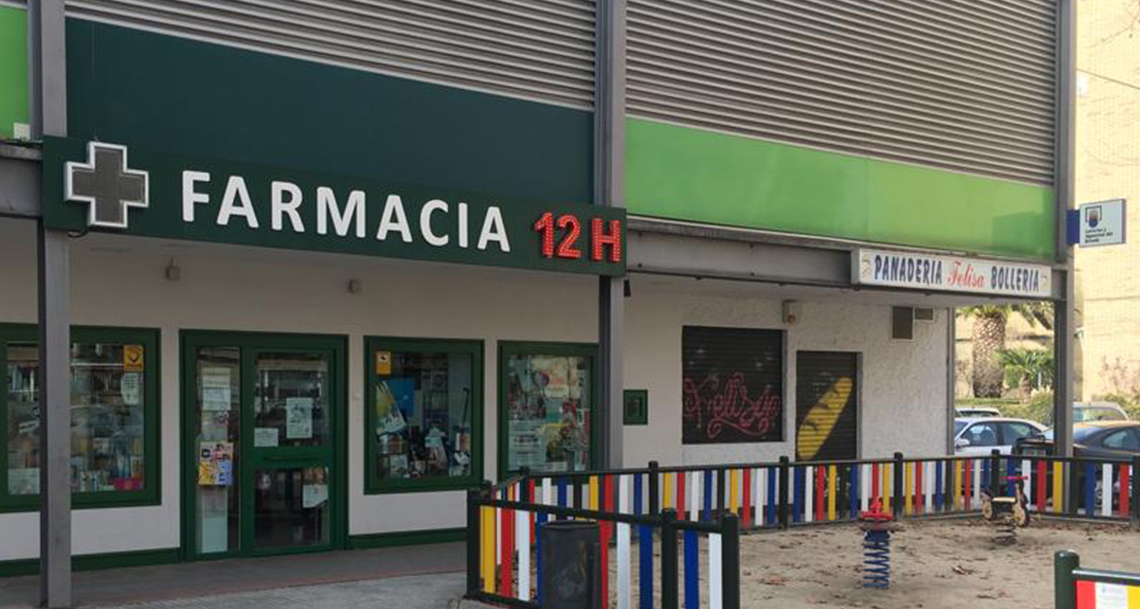 La Farmacia de la Galería Comercial Orbasa y junto a ella la panadería del centro