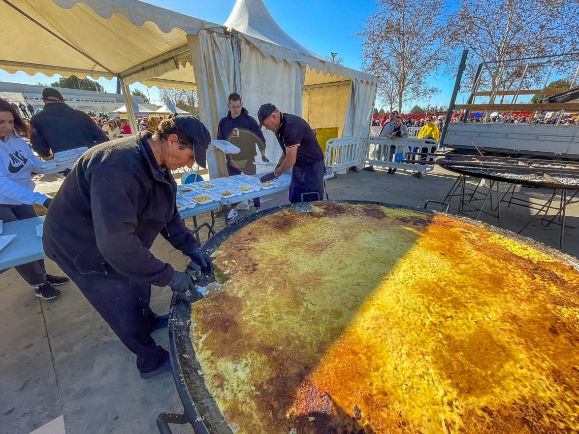 Masiva participación de los torrejoneros en el Día de la Tortilla - Reparto de tortilla