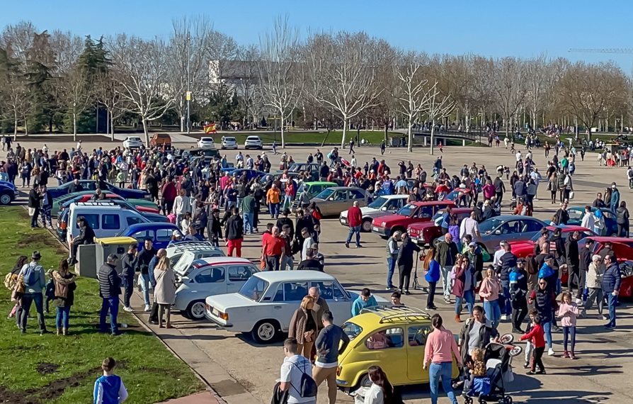 Masiva participación de los torrejoneros en el Día de la Tortilla - Exposición de vehículos clásicos