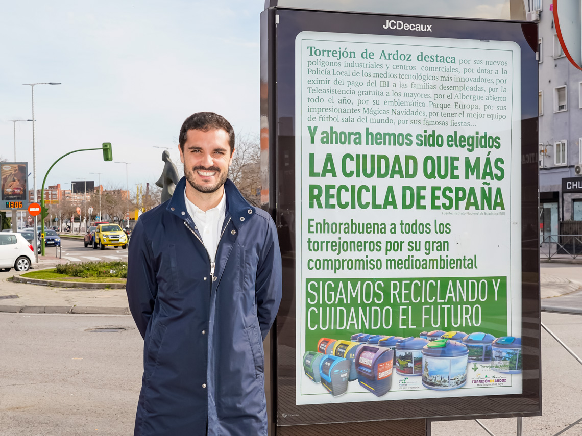 El alcalde, Alejandro Navarro Prieto, junto a una de las vallas de la campaña de concienciación en favor del reciclaje en la ciudad