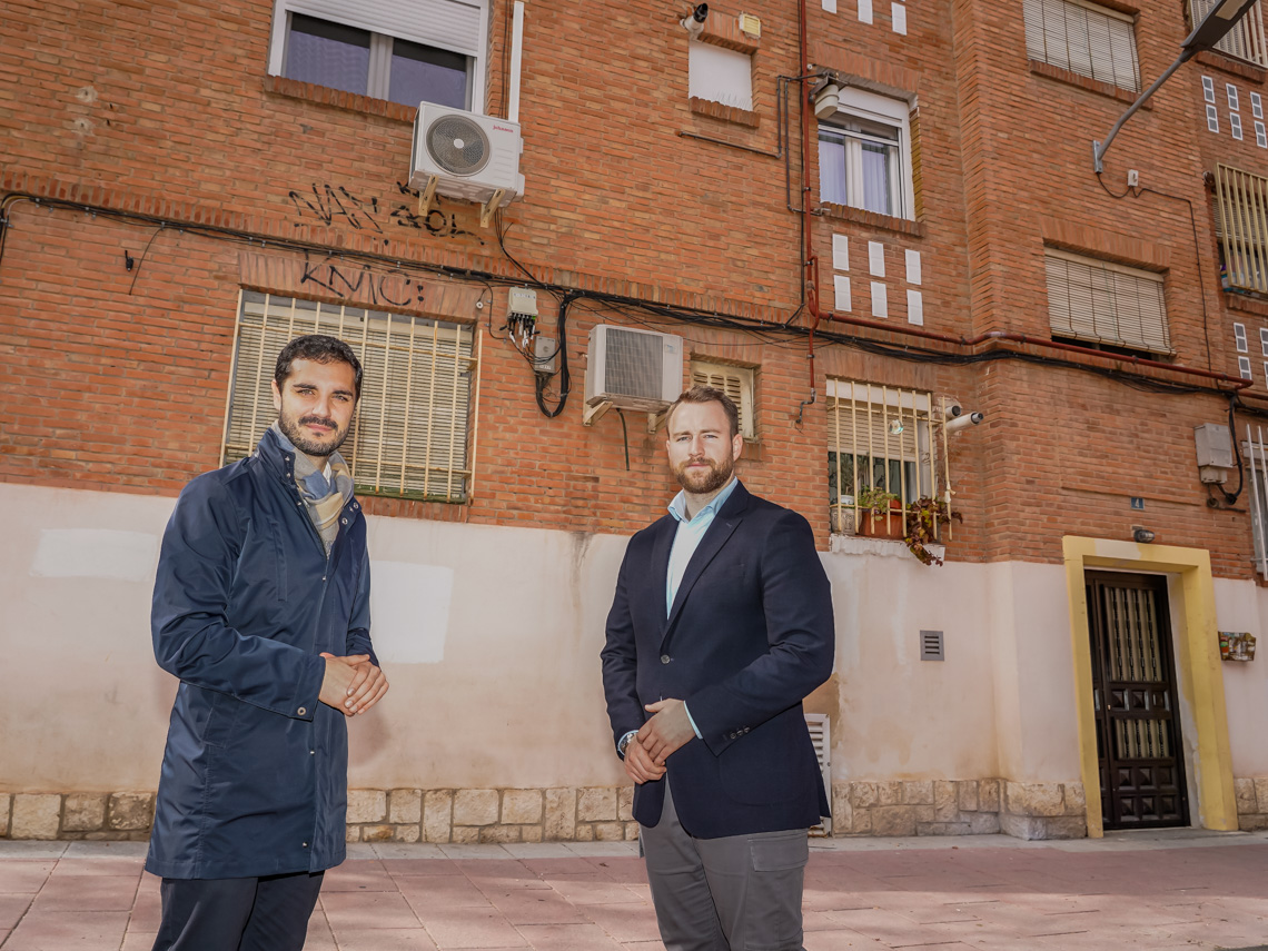 El alcalde, Alejandro Navarro prieto, y el concejal de Urbanismo y Vivienda, Víctor Miranda, visitando el Barrio del INTA