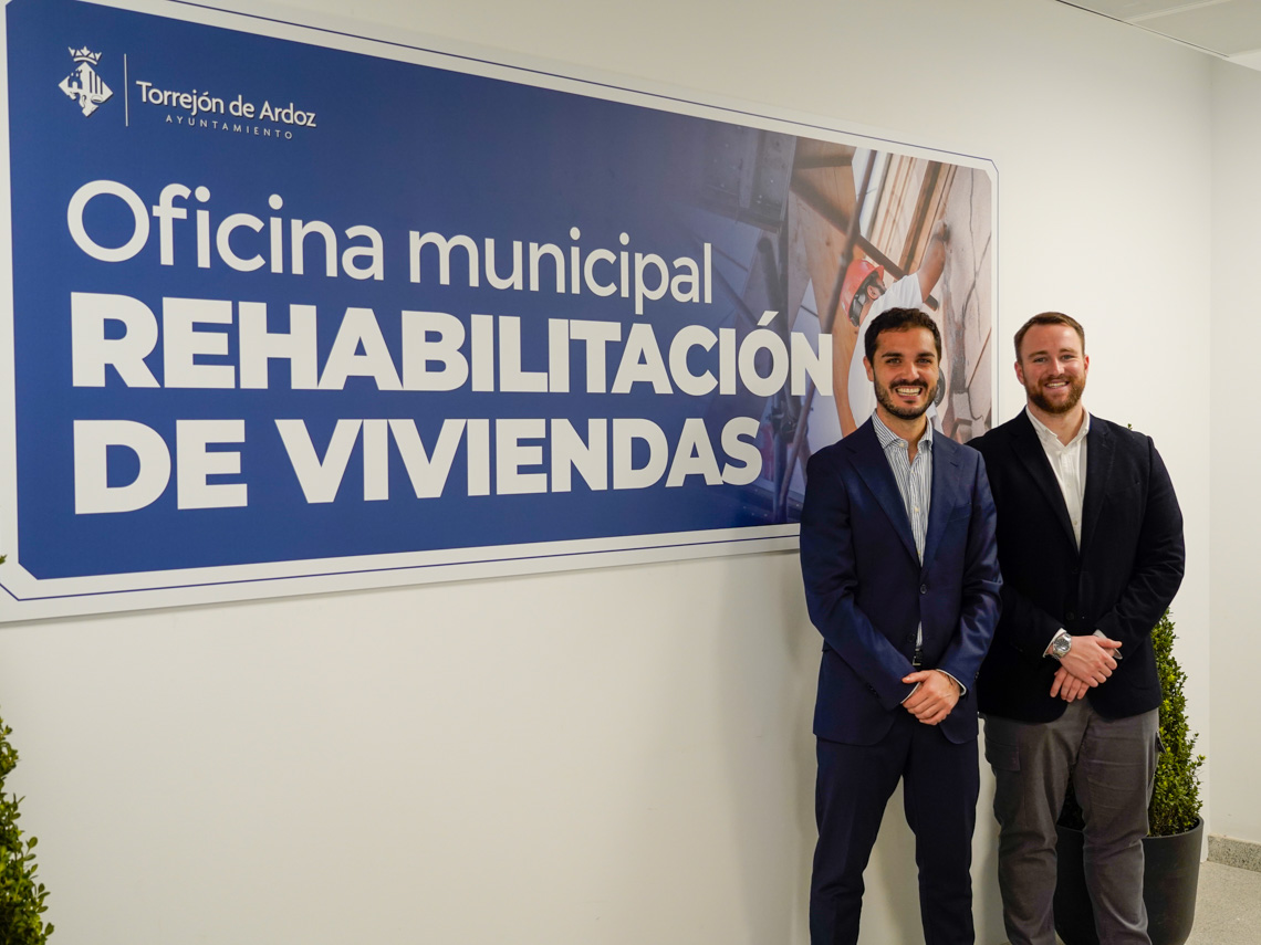 El alcalde, Alejandro Navarro prieto, y el concejal de Urbanismo y Vivienda, Víctor Miranda, visitando la Oficina de Rehabilitación de Viviendas
