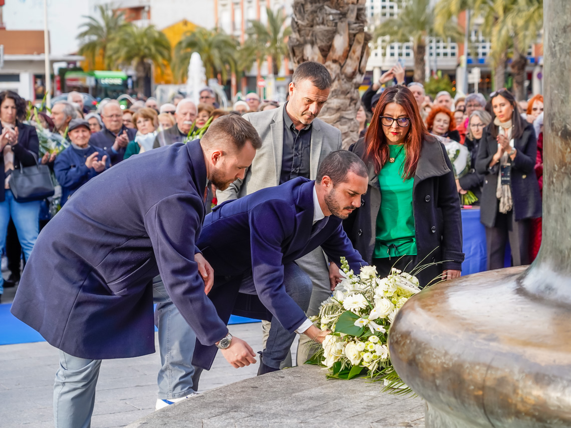 El alcalde, Alejandro Navarro Prieto, y los portavoces de los grupos políticos realizando la ofrenda floral en nombre de la ciudad de Torrejón