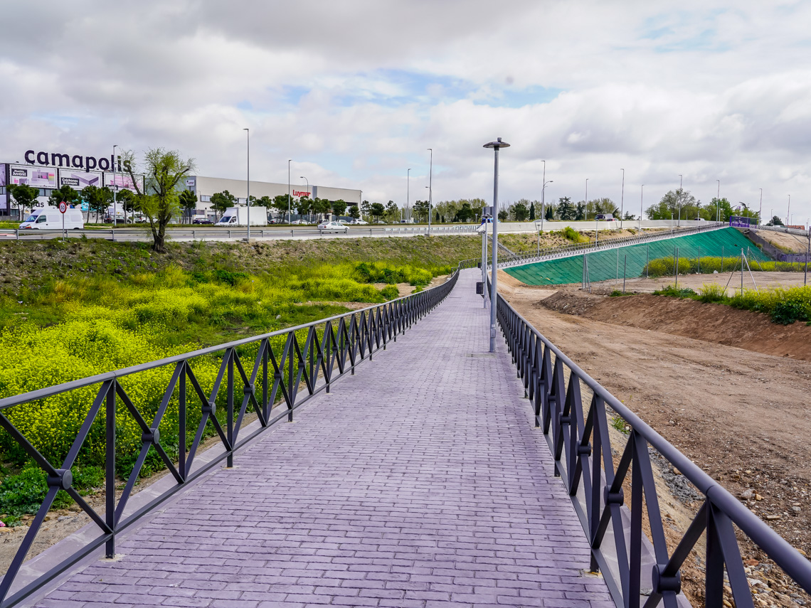 Un amplio camino peatonal, totalmente acondicionado, comunica el Polígono Los Almendros y el casco urbano de Torrejón de Ardoz desde el barrio de Fresnos