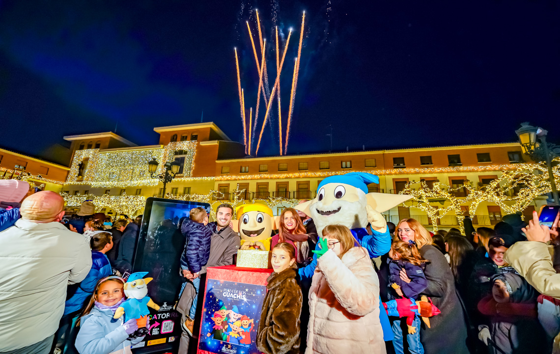 El Alejandro Navarro Prieto, la concejala de Igualdad y Festejos, María Eugenia Gil, y multitud de ilusionados niños torrejoneros El Alejandro Navarro Prieto, la concejala de Igualdad y Festejos, María Eugenia Gil, y multitud de ilusionados niños torrejoneros