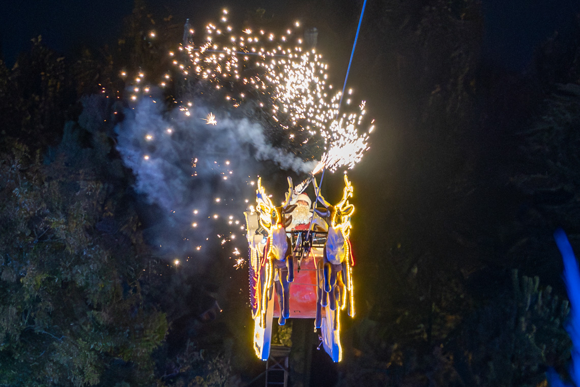 Ese instante mágico en el que todo se detiene, las miradas se elevan y la emoción se apodera del ambiente con Papá Noel, que surca el cielo en su trineo Ese instante mágico en el que todo se detiene, las miradas se elevan y la emoción se apodera del ambiente con Papá Noel, que surca el cielo en su trineo