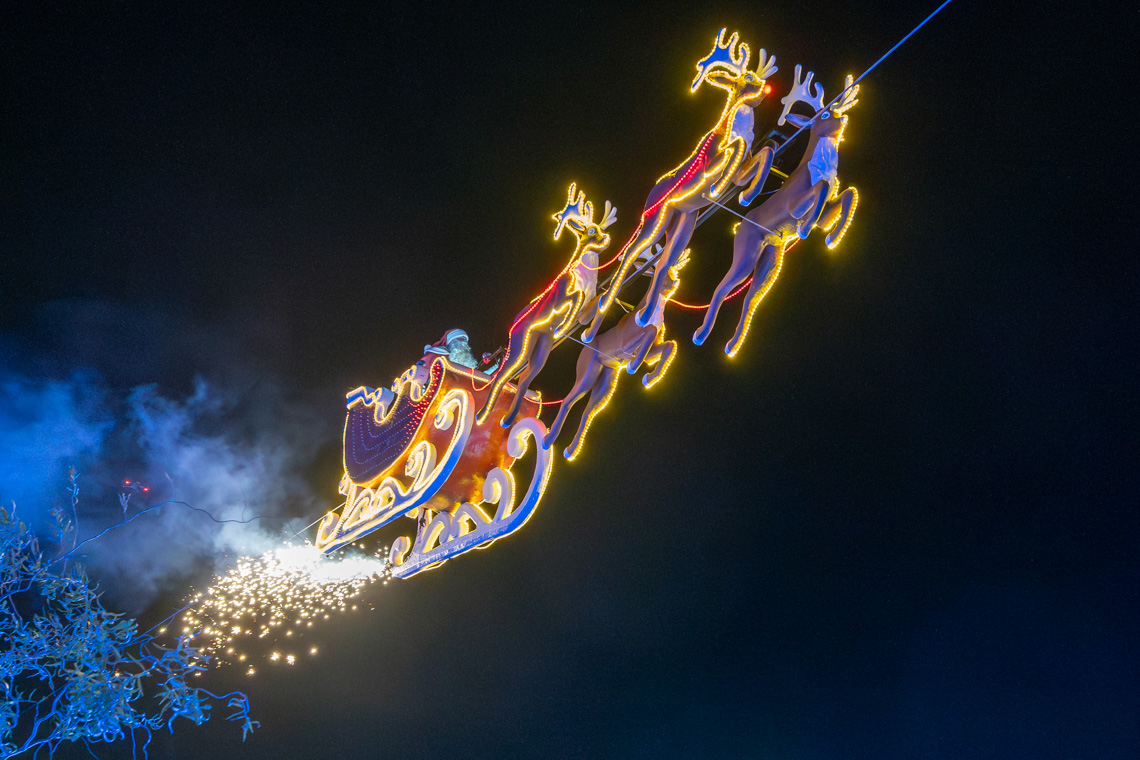 Ese instante mágico en el que todo se detiene, las miradas se elevan y la emoción se apodera del ambiente con Papá Noel, que surca el cielo en su trineo Ese instante mágico en el que todo se detiene, las miradas se elevan y la emoción se apodera del ambiente con Papá Noel, que surca el cielo en su trineo