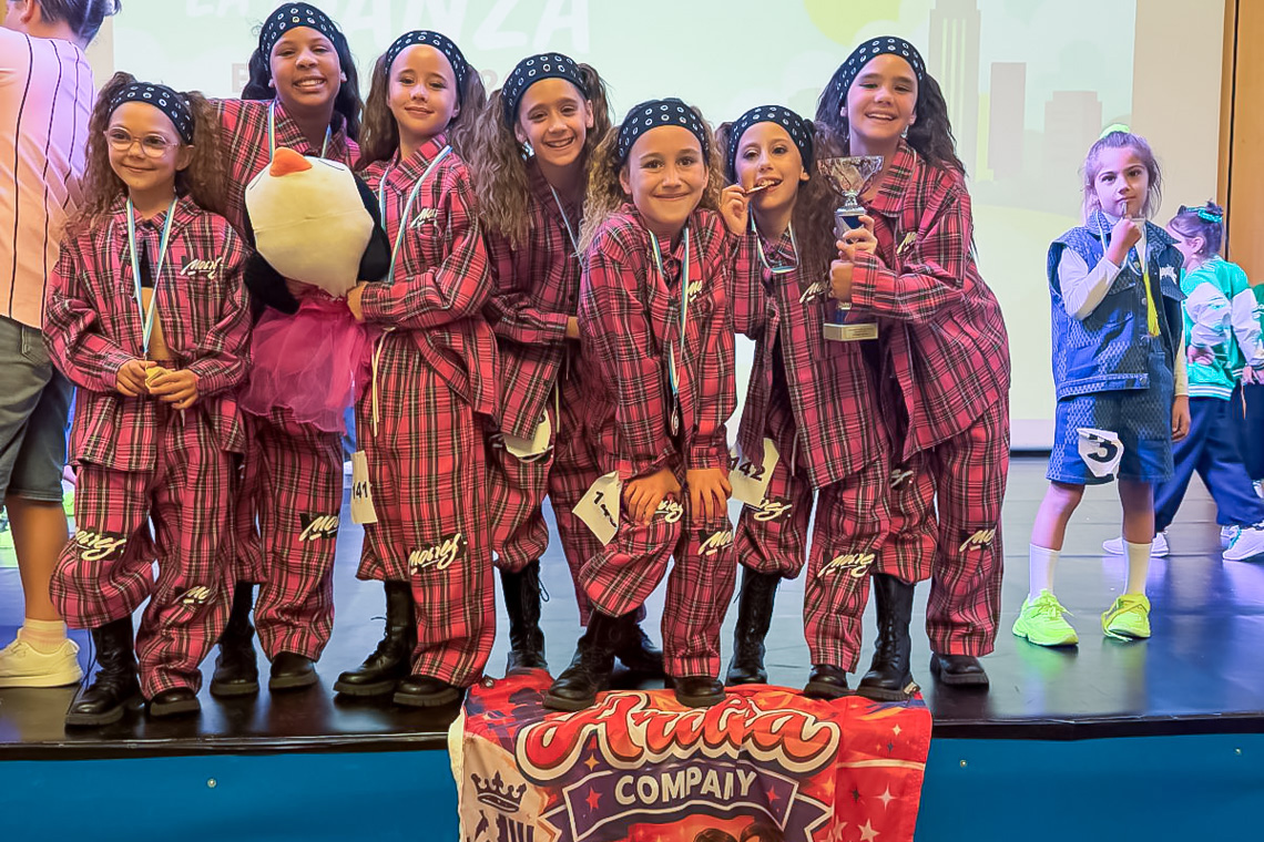 Las pequeñas bailarinas posan radiantes tras conquistar el primer premio en uno de los campeonatos de danza más importantes del país