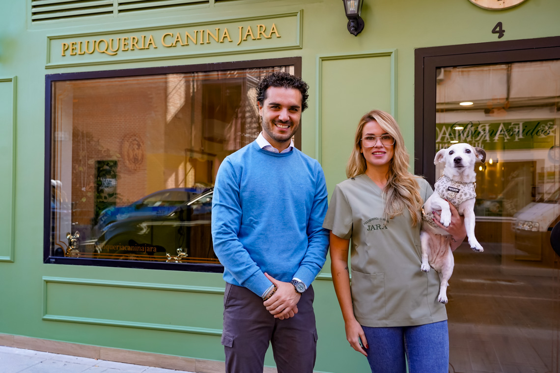 Torrejón de Ardoz celebra los seis años de Peluquería Canina Jara, un referente en bienestar animal