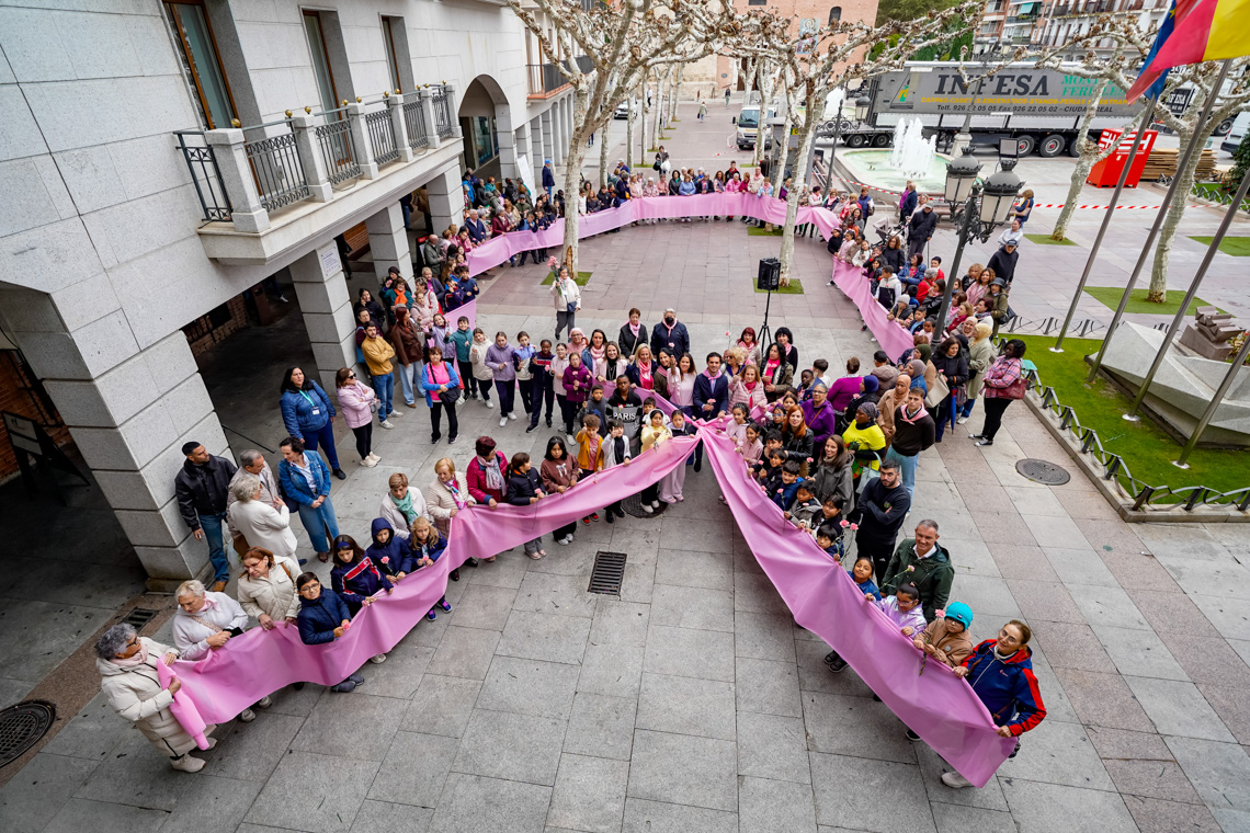Torrejón de Ardoz se une al Día Mundial Contra el Cáncer de Mama con un gran lazo rosa