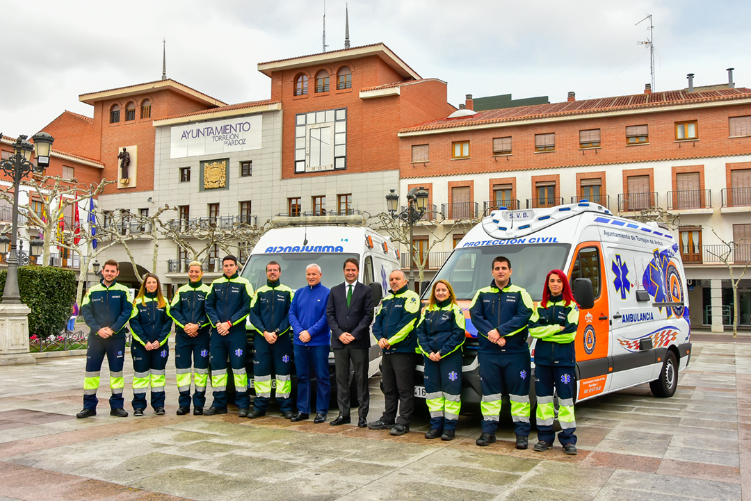 El Alcalde de Torrejón junto a los técnicos sanitarios y la nueva ambulancia