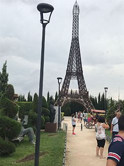 torre iffel en el parque europa
