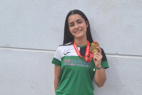 Nadia Martín, con la medalla de oro de campeona de Madrid