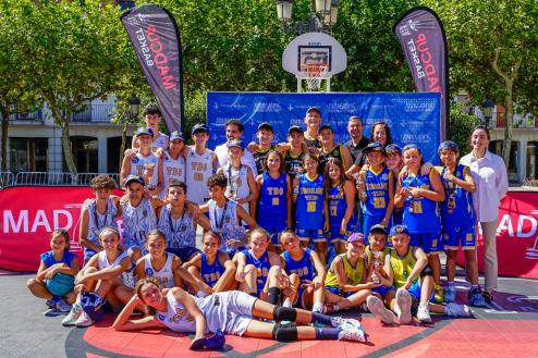 El alcalde, Alejandro Navarro Prieto, y la concejala de Deportes y Turismo, Miriam Gutiérrez, con los equipos campeones y subcampeones del torneo MadCup 3x3 de baloncesto