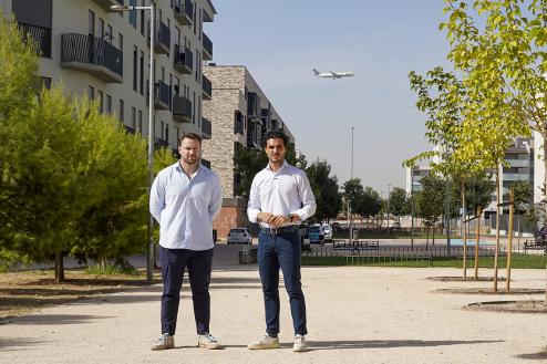 El alcalde, Alejandro Navarro Prieto, y el 1er teniente de alcalde, Víctor Miranda, en el barrio de Aldovea en el momento de paso de un avión del Aeropuerto Adolfo Suárez Madrid-Barajas