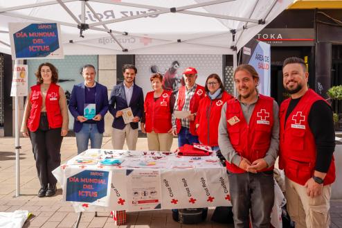 El alcalde, Alejandro Navarro Prieto; y el concejal de Bienestar, Educación e Inmigración, Rubén Martínez, con voluntarios de Cruz Roja Española en la mesa informativa instalada en la calle Enmedio 