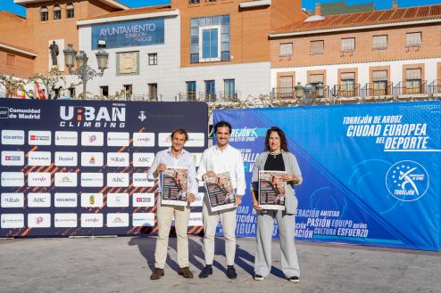 De izquierda a derecha: Juan Pedro Díaz, director general comercial del Grupo Vocento, Alejandro Navarro, alcalde de Torrejón de Ardoz, y Miriam Gutiérrez, concejala de Deportes y Turismo