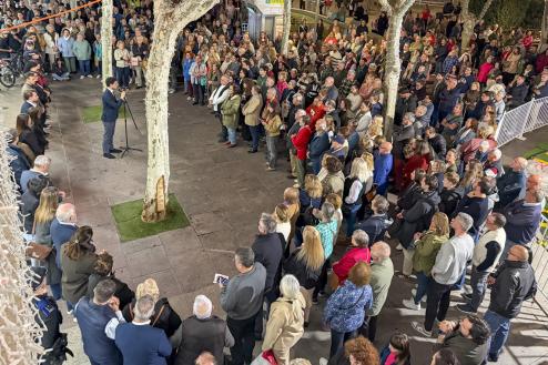 Torrejón de Ardoz guardó un emotivo minuto de silencio en la Plaza Mayor en memoria de las víctimas del accidente ferroviario ocurrido en Toledo