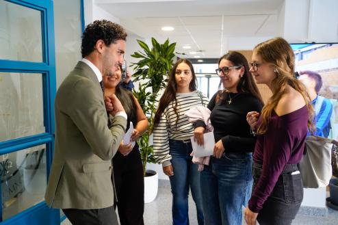 El alcalde, Alejandro Navarro, en el nuevo Campus UCAM-Comité Olímpico Español en Torrejón de Ardoz con alumnas del centro