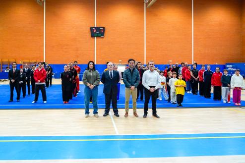 De izquierda a derecha: Miriam Gutiérrez, concejala de Deportes y Turismo, Miguel Ángel Bedia de la Fuente, director deportivo del Club Kung Fu Torrejón, Alejandro Navarro, alcalde de Torrejón de Ardoz, y Jose Antonio Rodríguez García, presidente del Club Kung Fu Torrejón, junto a los competidores en el I Open Wushu Ciudad de Torrejón