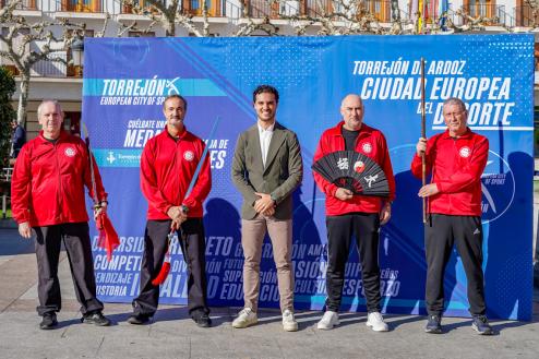 El alcalde, Alejandro Navarro, junto a los integrantes del Club Kung Fu Torrejón en la presentación del I Open de Wushu Ciudad de Torrejón