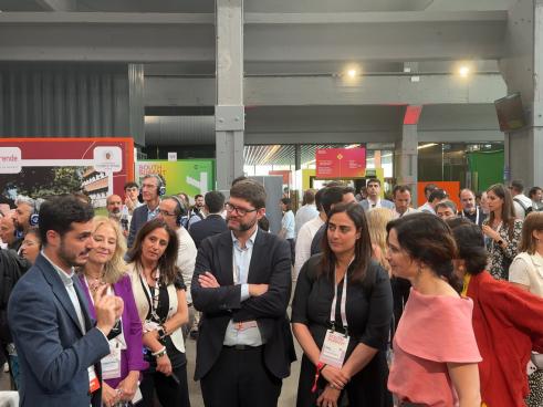 El alcalde de Torrejón de Ardoz, Alejandro Navarro, explicándole a la presidenta de la Comunidad de Madrid, Isabel Díaz Ayuso, las propuestas innovadoras de Torrejón de Ardoz