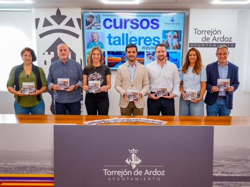 El alcalde, Alejandro Navarro, acompañado por el concejal de Juventud, Víctor Miranda, la edil de Igualdad, María Eugenia Gil, el concejal de Educación, Rubén Martínez, la edil de Mayores, Ana Verónica González, el concejal de Cultura, José Antonio Moreno y la edil de Turismo, Mirian Gutiérrez, presentando la nueva oferta formativa de cursos y talleres