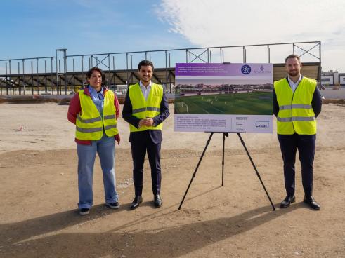 El alcalde, Alejandro Navarro Prieto, el concejal de Urbanismo, Vivienda y Juventud, Víctor Miranda Lozano, y la concejala de Turismo, Miriam Gutiérrez, visitando las obras del nuevo campo de fútbol