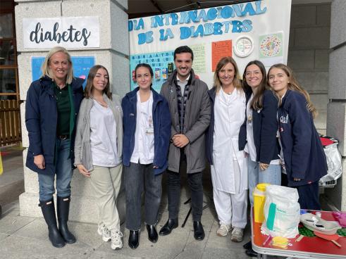 El alcalde, Alejandro Navarro Prieto y la concejala de Sanidad, Carla Picazo, visitando la mesa informativa instalada en la Plaza Mayor 
