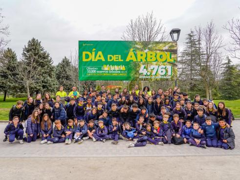 El alcalde, Alejandro Navarro Prieto, la concejala de Medio Ambiente, Esperanza Fernández de Mesa, y jardineros municipales con escolares de uno de los colegios participantes, Colegio San Juan Evangelista
