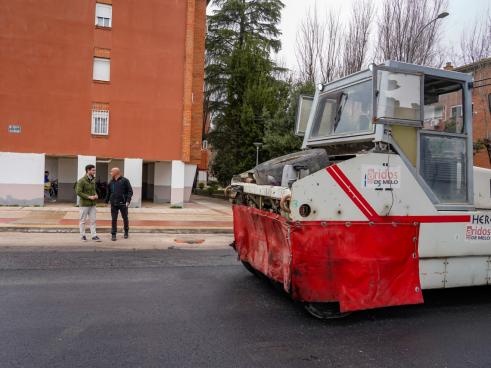El alcalde, Alejandro Navarro Prieto, supervisando los trabajos de asfaltado en la calle Alcorcón