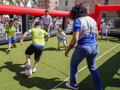 El alcalde, Alejandro Navarro, y la concejala de Deportes y Turismo, Miriam Gutiérrez, se animaron a participar en los partidillos