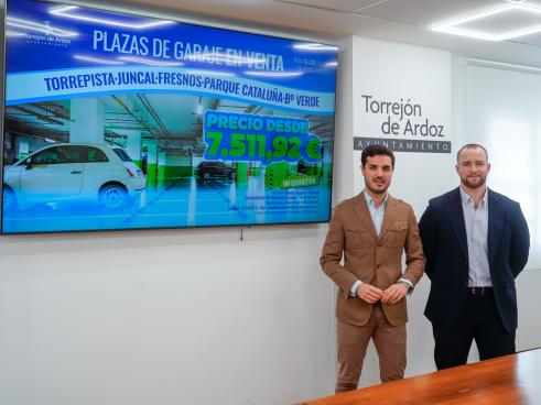 El alcalde, Alejandro Navarro Prieto, y el 1er teniente de alcalde y concejal de Urbanismo, Vivienda y Juventud, Víctor Miranda Lozano, presentando la iniciativa