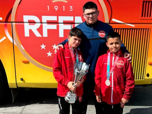 De izquierda a derecha: Alejandro Araujo, Hugo Pérez y Julián Izquierdo, subcampeones de España de fútbol sala sub-10