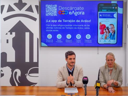 El alcalde, Alejandro Navarro Prieto, y la concejala de Sanidad, Digitalización y Transparencia, Carla Picazo, presentando la nueva plataforma digital