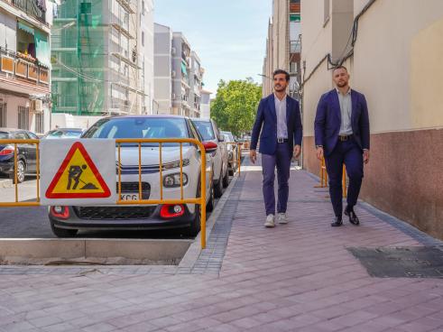 El alcalde, Alejandro Navarro Prieto, y el concejal de Urbanismo, Vivienda y Juventud, Víctor Miranda, supervisando el desarrollo de los trabajos 