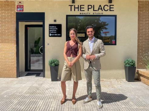 El alcalde, Alejandro Navarro Prieto, visitando The Place Beauty Studio, junto a su gerente, Belén Vargas