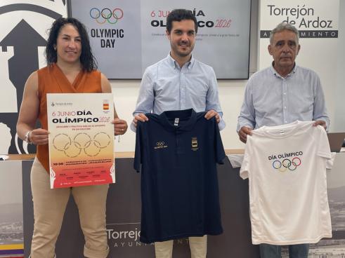 De izquierda a derecha: Miriam Gutiérrez, concejala de Deportes y Turismo, Alejandro Navarro, alcalde de Torrejón de Ardoz, y Ricardo Leiva, director del departamento de deportes del Comité Olímpico Español