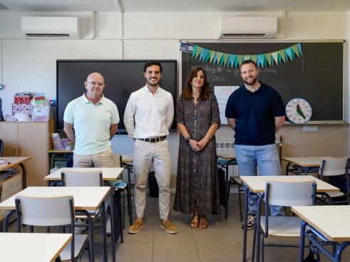 El alcalde, Alejandro Navarro Prieto, el 1er teniente de alcalde, Víctor Miranda, el concejal de Obras, Limpieza Urbana, Administración y Contratación, Valeriano Díaz, en el colegio público Beethoven, junto a la directora del centro, María Sánchez Nieto
