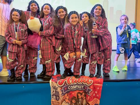 Las pequeñas bailarinas posan radiantes tras conquistar el primer premio en uno de los campeonatos de danza más importantes del país