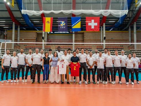 La selección absoluta masculina de voleibol junto al alcalde, Alejandro Navarro, el presidente de la Federación Española de Voleibol, Felipe Pascual, la concejala de Deportes y Turismo, Miriam Gutiérrez, y la directora del Centro Comercial Parque Corredor, Joaquina Joaquín